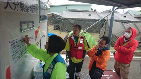 平成28年4月18日　益城町チーム薬剤師の打合せ風景