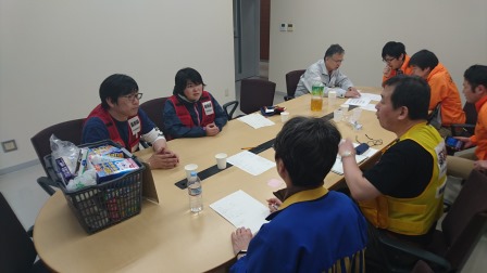 平成28年4月19日　熊本県薬剤師会　災害対策本部にて報告を行っている場面