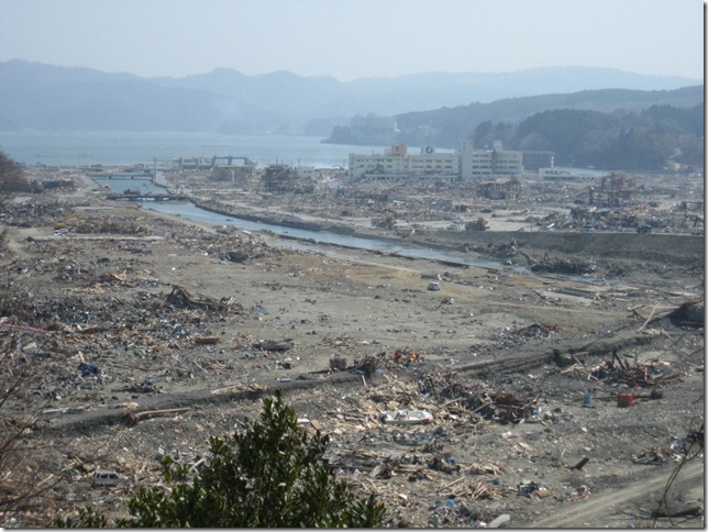 高台から撮った災害地、だいぶ撤去されているが他にも手が付けられない場所はたくさんありました。