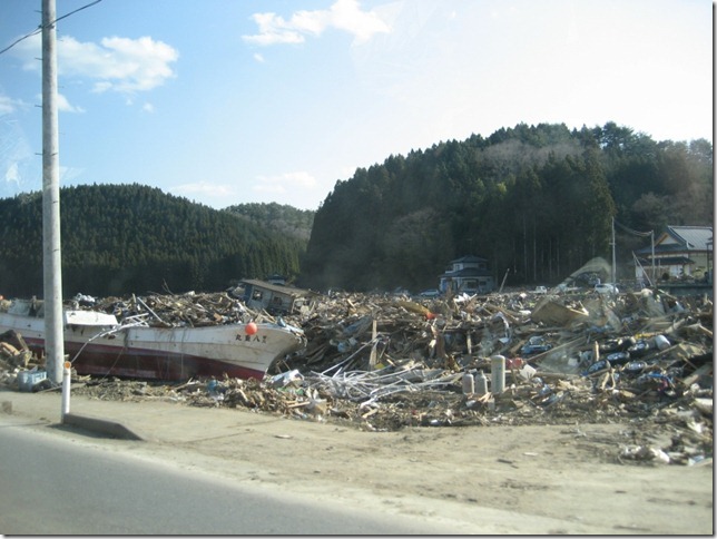 山が開けてすぐに瓦礫が…。ここで海岸から3～4㎞地点、こんなところまで船が流されてました。