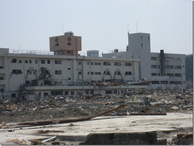 無残な姿になった公立志津川病院、地域の基幹病院でした。生き残った患者と職員は3日後に救出されました