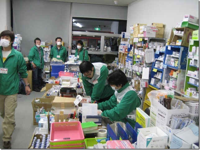 調剤所の様子。写真左側に並んでいるのがOTC医薬品等。避難者は無料で入手出来る。